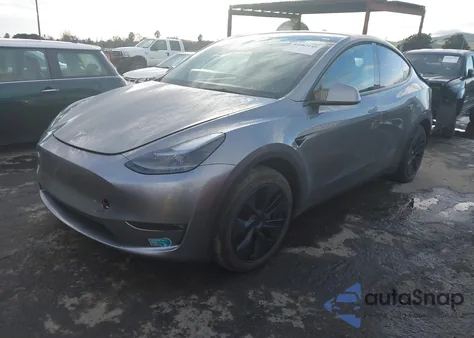 2025 Tesla Model Y Long Range Dual Motor All-Wheel Drive z USA, uszkodzony, nr VIN 7SAYGAEE0SF279045